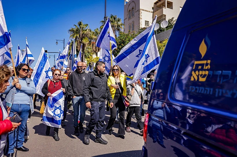 המונים בראשון לציון במסע ההלוויה של עודד ליפשיץ