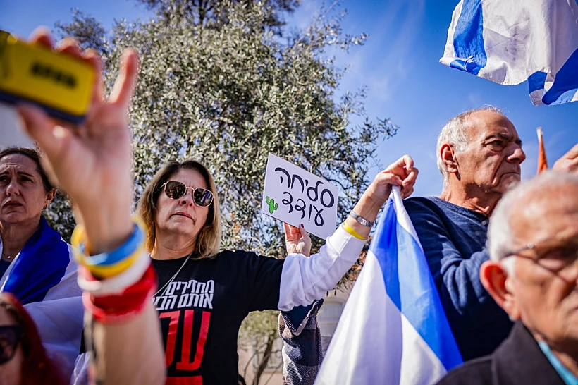 המונים בראשון לציון במסע ההלוויה של עודד ליפשיץ