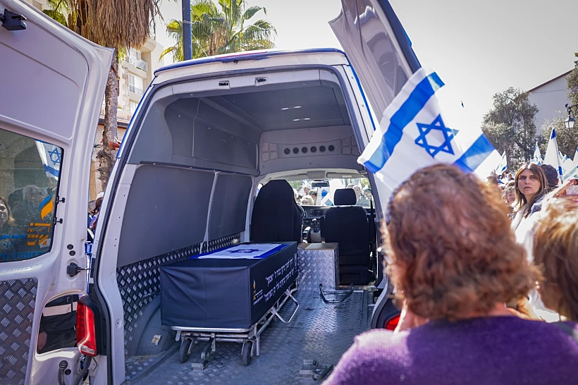 המונים בראשון לציון במסע ההלוויה של עודד ליפשיץ