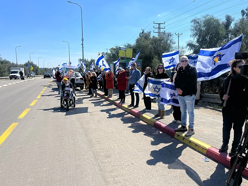 אנשים בצמתים, במהלך מסע ההלוויה של ליפשיץ
