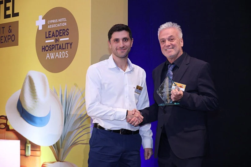 מר רוני אלוני, מנכ"ל מלונות לאונרדו-פתאל באזור הים התיכון מקבל את הפרס ממר קונסטנטינוס יואננו, מנכ"ל בכיר ב ECOMMBX