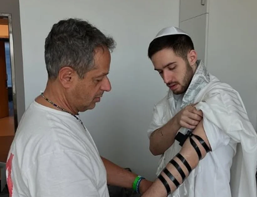 עומר שם טוב מניח תפילין בבית החולים
