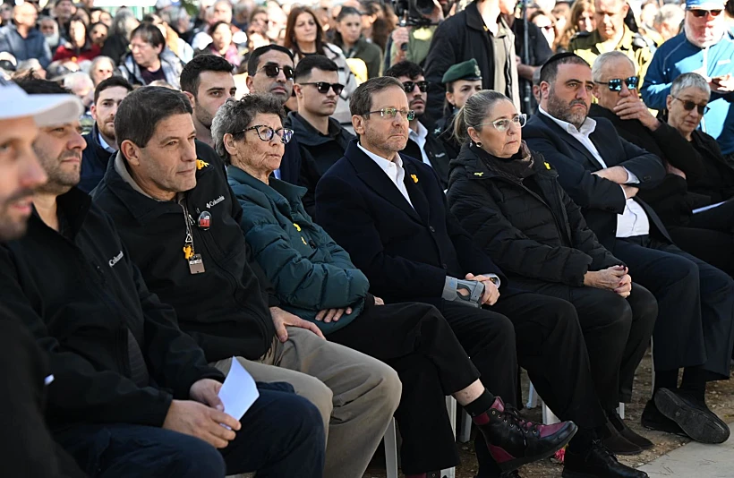 הנשיא הרצוג ורעייתו מיכל בהלוויית עודד ליפשיץ, לצד יוכבד ויזהר ליפשיץ