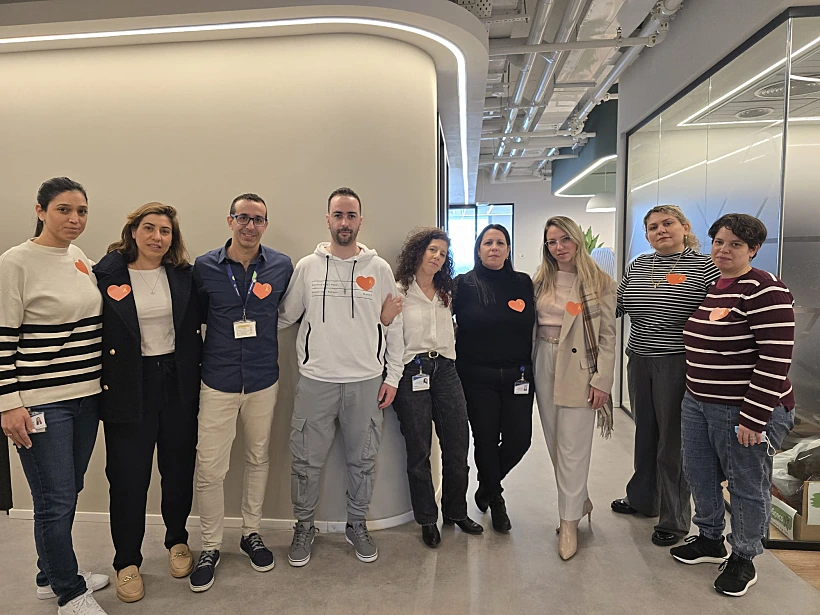 הצוותים הרפואיים במרכז הרפואי אסותא עם לב כתום על המדים