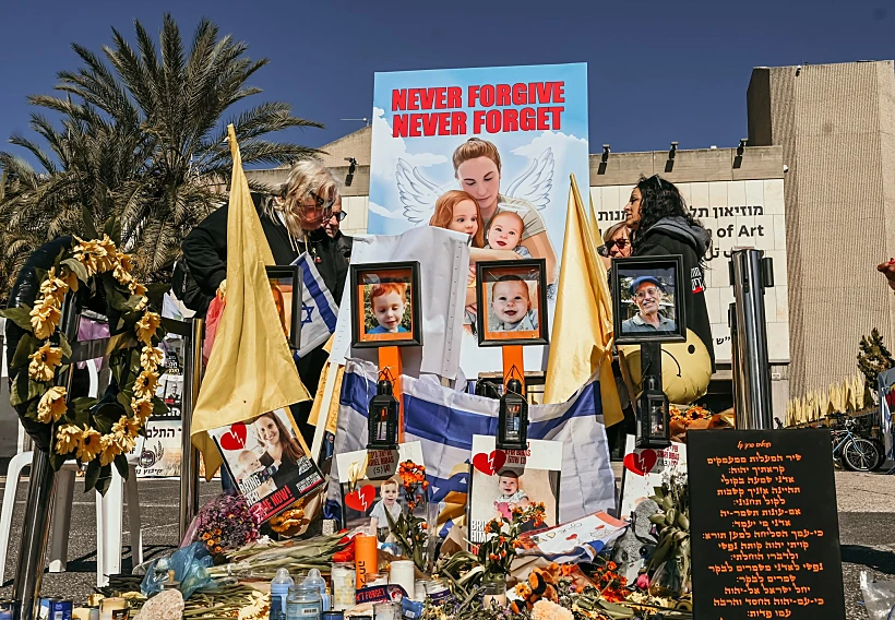 מיצג לזכר משפחת ביבס בכיכר החטופים