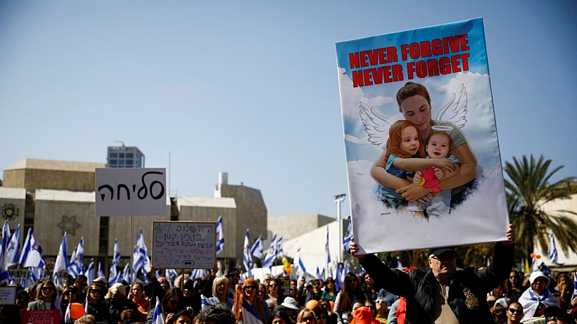 המונים בת"א בעת הלווייתם של שירי, אריאל וכפיר ביבס