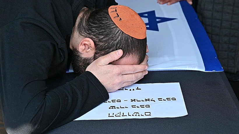 ירדן ביבס בהלווייתם של אשתו שירי ובניו אריאל וכפיר