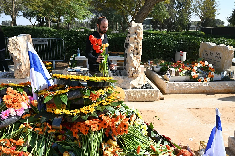 ירדן ביבס בהלווייתם של אשתו שירי ובניו אריאל וכפיר