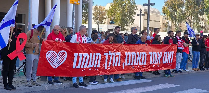 ממתינים לשיירת ההלוויה