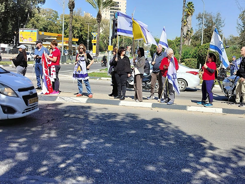 ממתינים לשיירת ההלוויה של צחי עידן בדרכים
