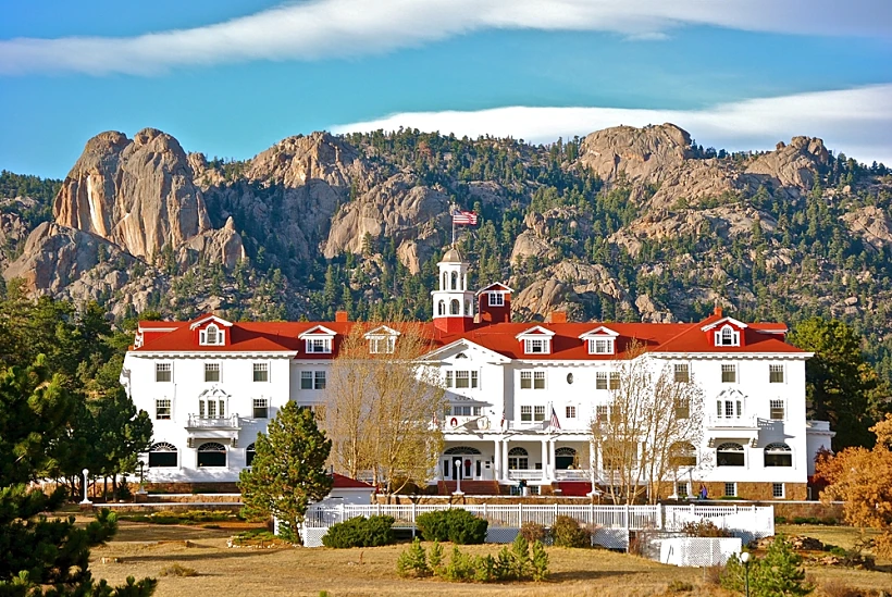 מלון סטנלי (The Stanley Hotel) שהיווה השראה למלון בסרט הניצוץ