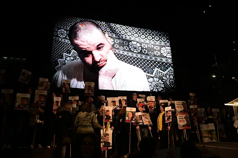 הסרטון של יאיר ואיתן הורן מוקרן על המסך בכיכר החטופים