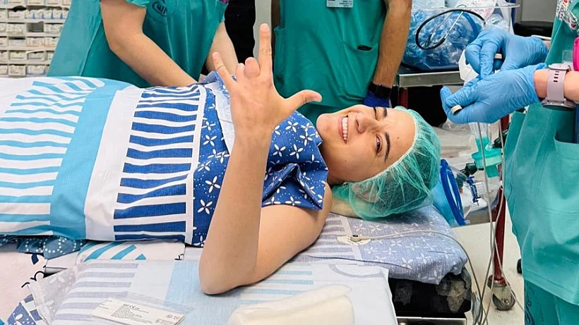 שורדת השבי אמילי דמארי בכניסה לניתוח בבית החולים שיבא