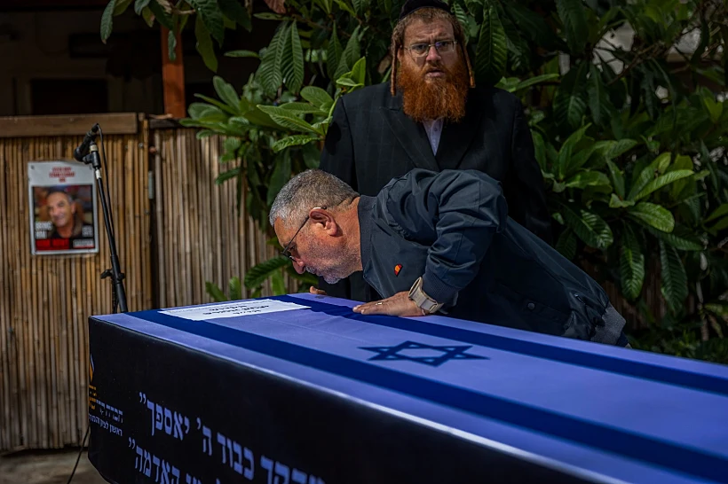 דני אלגרט בטקס האשכבה של אחיו איציק בניר עוז