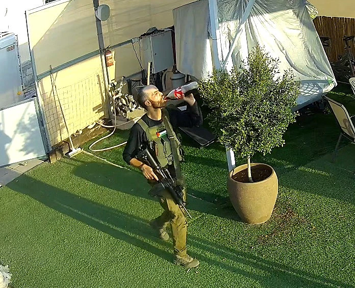 המחבל שרצח את גיל תעסה שותה קולה בחצר הבית