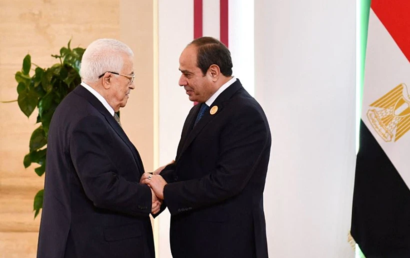 נשיא מצרים עבד אל-פתאח א-סיסי ויו"ר הרשות הפלסטינית אבו מאזן בפסגת הליגה הערבית בקהיר