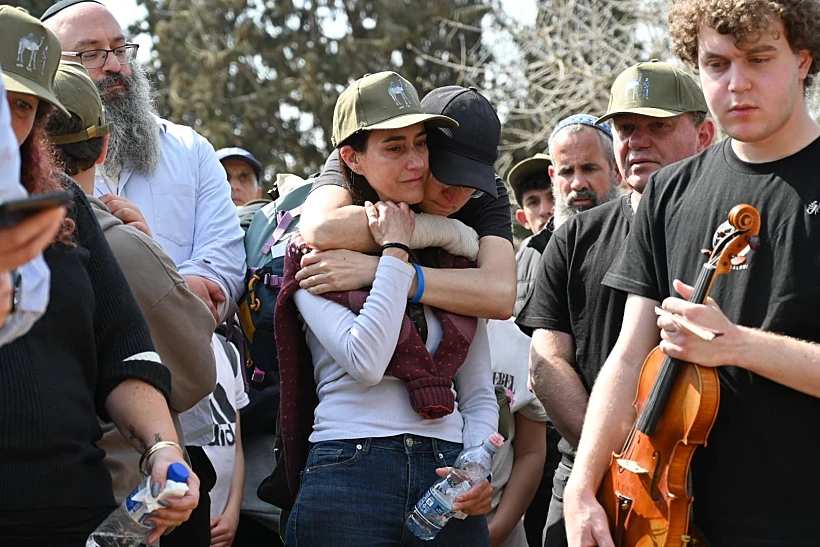 בת שבע יהלומי בהלוויית בעלה אוהד בניר עוז