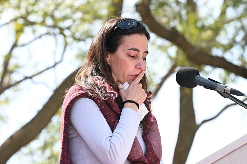 בת שבע יהלומי בהלוויית בעלה אוהד בניר עוז