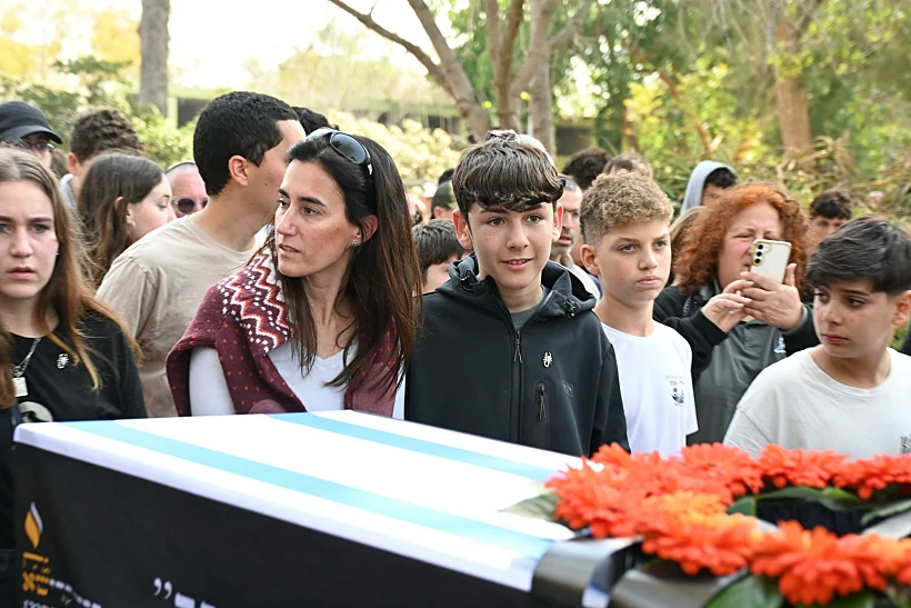 בת שבע יהלומי בהלוויית בעלה אוהד בניר עוז