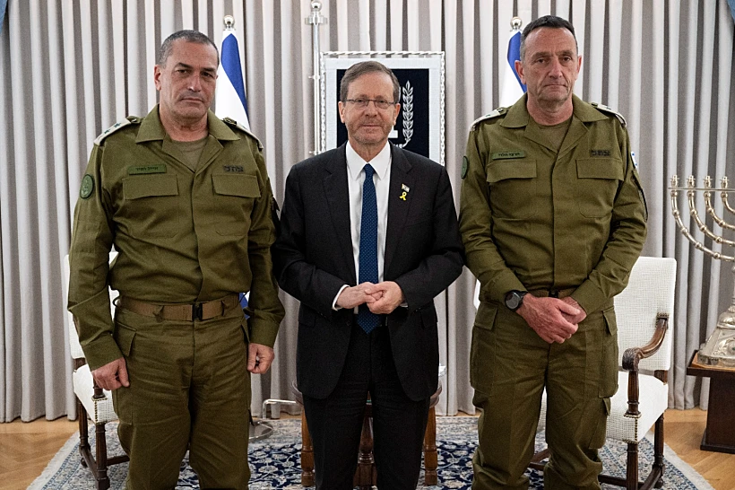נשיא המדינה יצחק הרצוג, הרמטכ"ל היוצא הרצי הלוי והרמטכ"ל הנכנס אייל זמיר בבית הנשיא