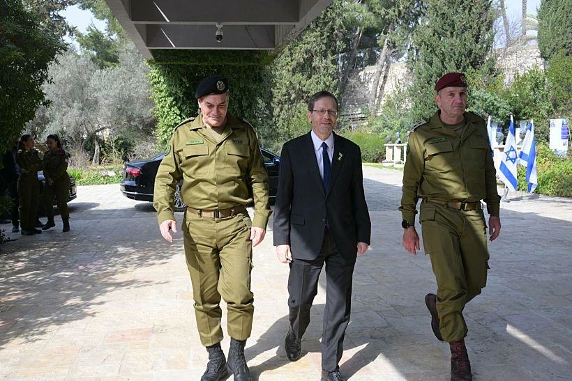נשיא המדינה יצחק הרצוג, הרמטכ"ל היוצא הרצי הלוי והרמטכ"ל הנכנס אייל זמיר בבית הנשיא