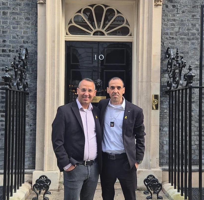 אלי ושרון שרעבי מחוץ למעון ראש ממשלת בריטניה בדאונינג 10