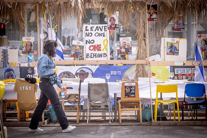 כרזות עם תמונות ושמות חטופים בתל אביב