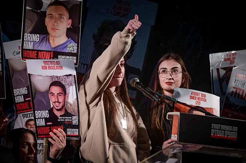 קרינה ארייב נואמת בכיכר החטופים