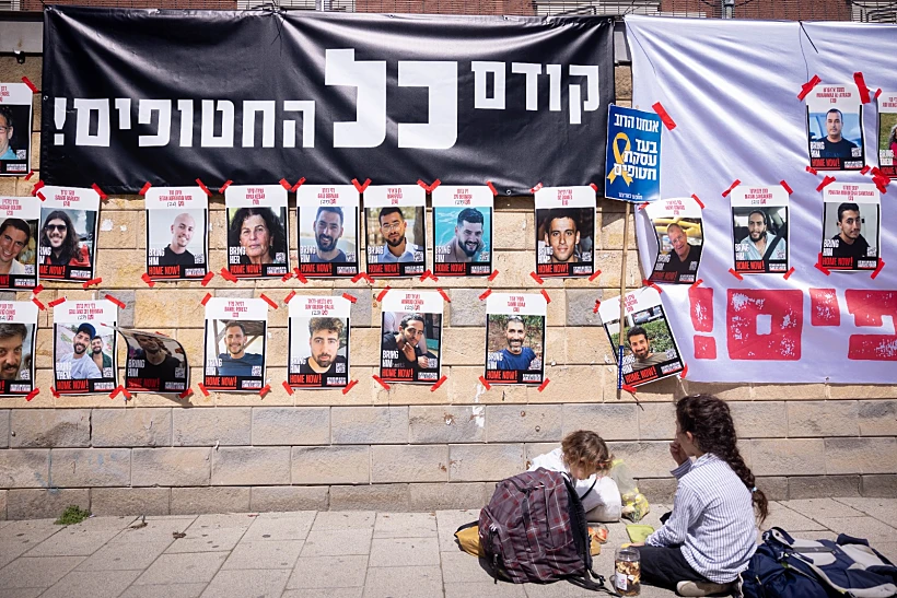 כרזות עם תמונות ושמות חטופים בתל אביב