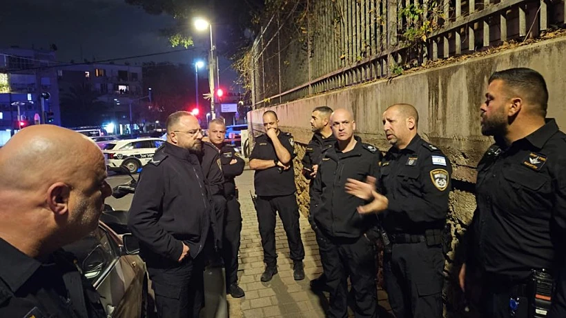 צוותי משטרה בזירת הרצח ביפו