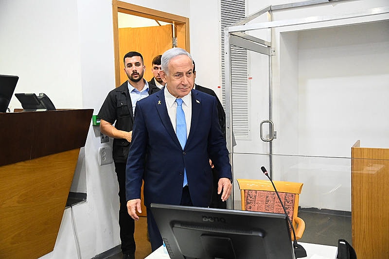 בנימין נתניהו בעדותו בבית המשפט בת"א