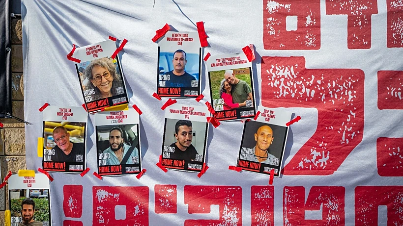 כרזות עם תמונות ושמות חטופים בתל אביב