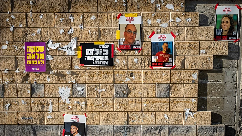 כרזות עם תמונות ושמות חטופים בתל אביב