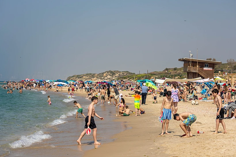 מבלים בחוף פלמחים