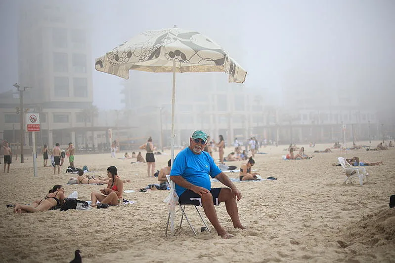 ערפל בקו החוף של תל אביב