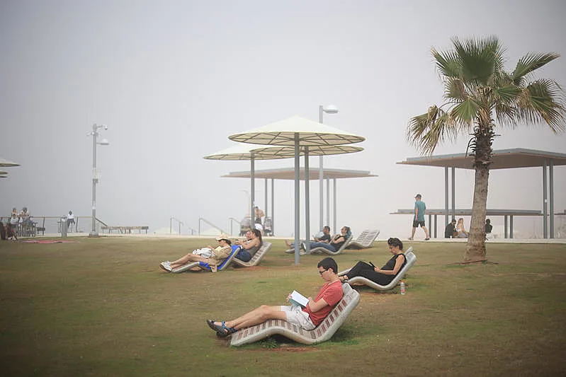 ערפל בקו החוף של תל אביב