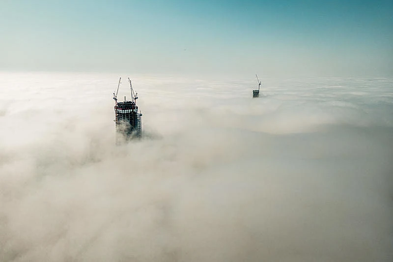 ערפל בקו החוף של תל אביב