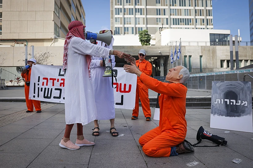 הפגנה מחוץ לדיון בעדות נתניהו
