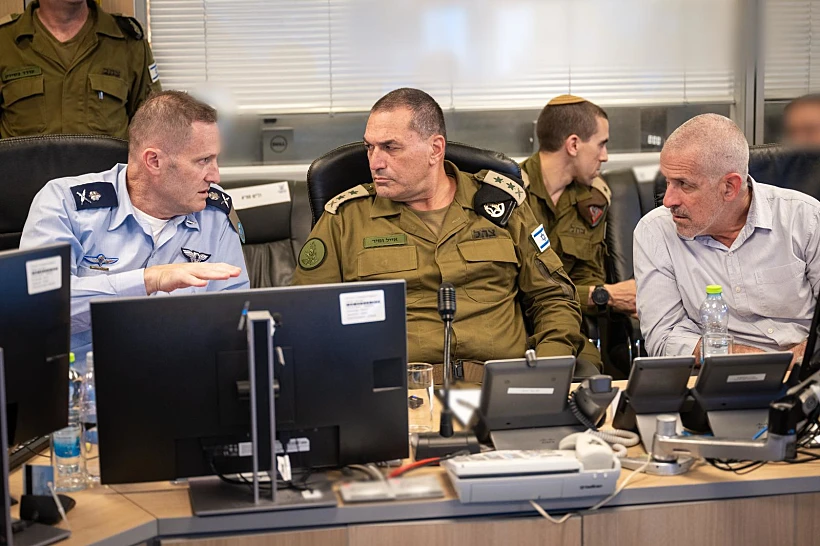 הרמטכ"ל אייל זמיר, מפקד חי"א תומר בר וראש השב"כ רונן בר בבור בקריה