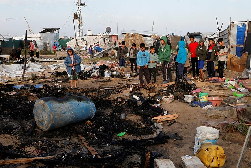 פלסטינים מגיעים למקום בו הותקף אוהל במתקפה הישראלית