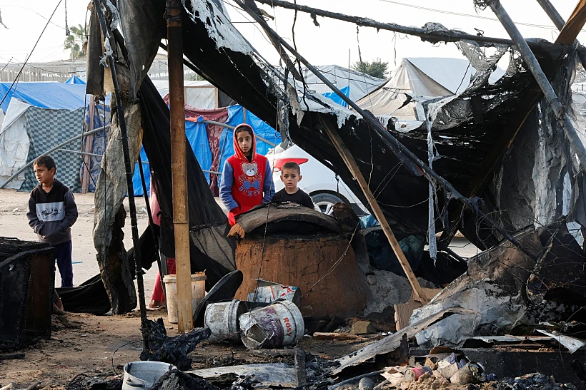 ילדים פלסטינים במאהל המגורים שהותקף במתקפת הפתע הישראלית בעזה