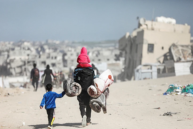 משפחות עוזבות את בתיהן בעזה לאחר אזהרות צה"ל ומתקפת הפתע הישראלית