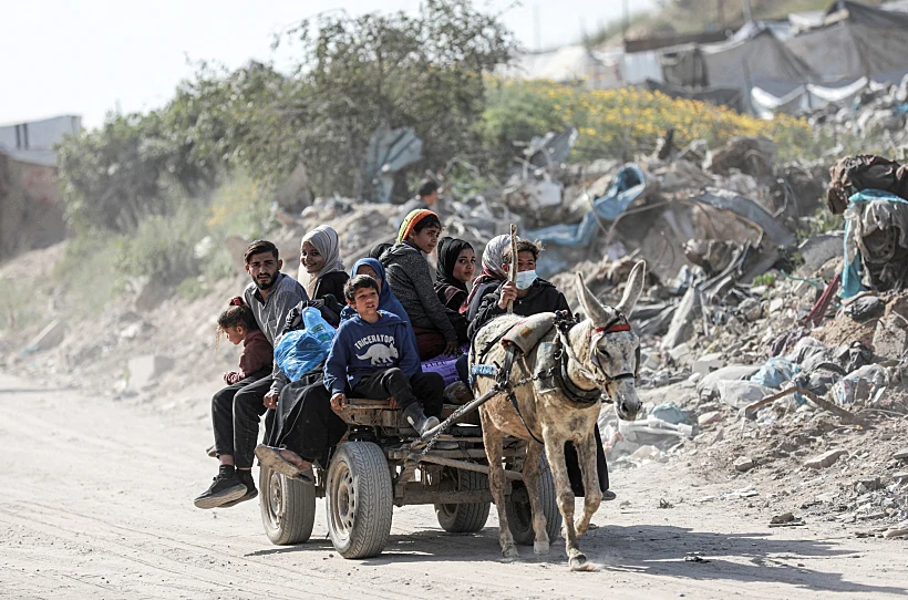 משפחות עוזבות את בתיהן בעזה לאחר אזהרות צה"ל ומתקפת הפתע הישראלית
