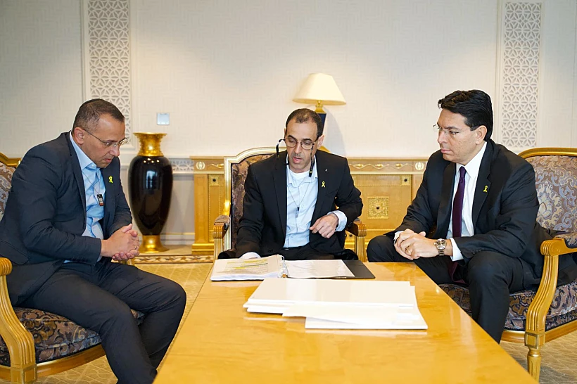 אלי ושרון שרעבי עם השגריר דנון