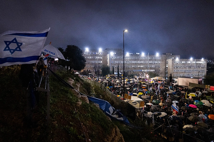 מפגינים מול משרד רה"מ בירושלים במהלך הישיבה על הדחת ראש שב"כ