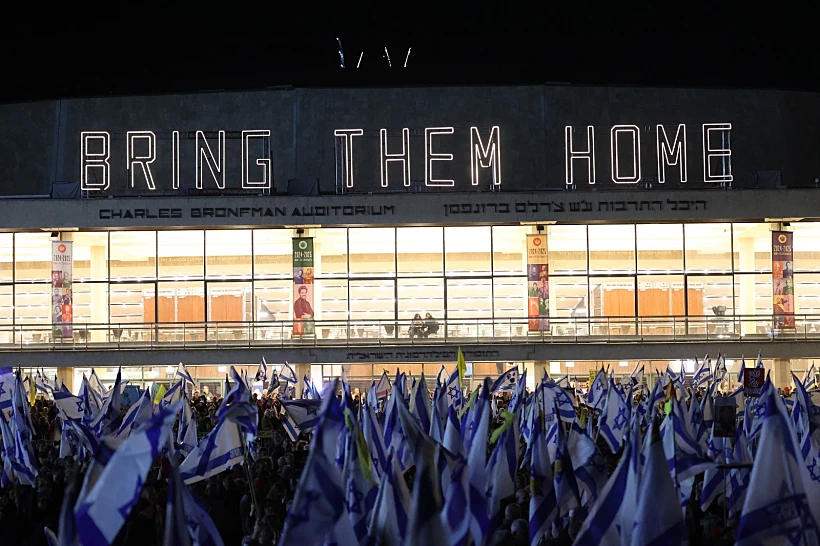 מפגינים למען החטופים בכיכר הבימה בתל אביב
