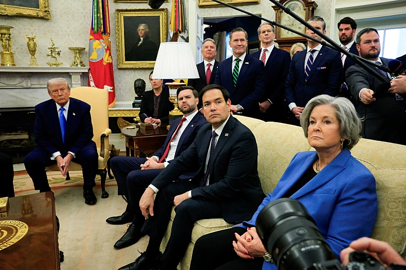 הנשיא טראמפ לצד בכירי ממשלו, בהם סגן הנשיא ואנס, מזכיר המדינה רוביו והיועץ לביטחון לאומי וולץ