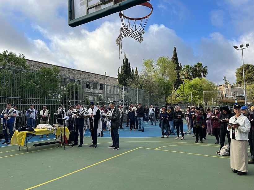 תפילה בהפגנה מחוץ לבית השר דרמר