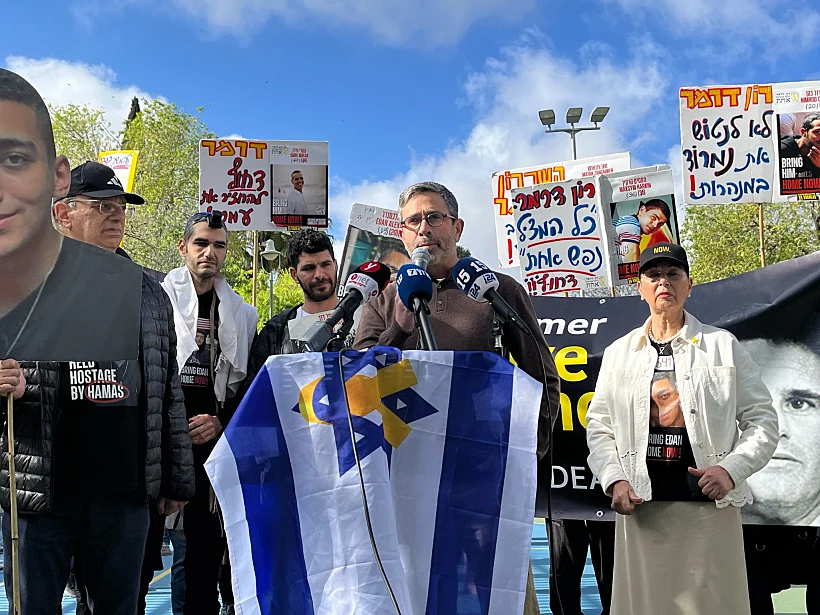 צבי זוסמן בהפגנה מחוץ לבית השר דרמר