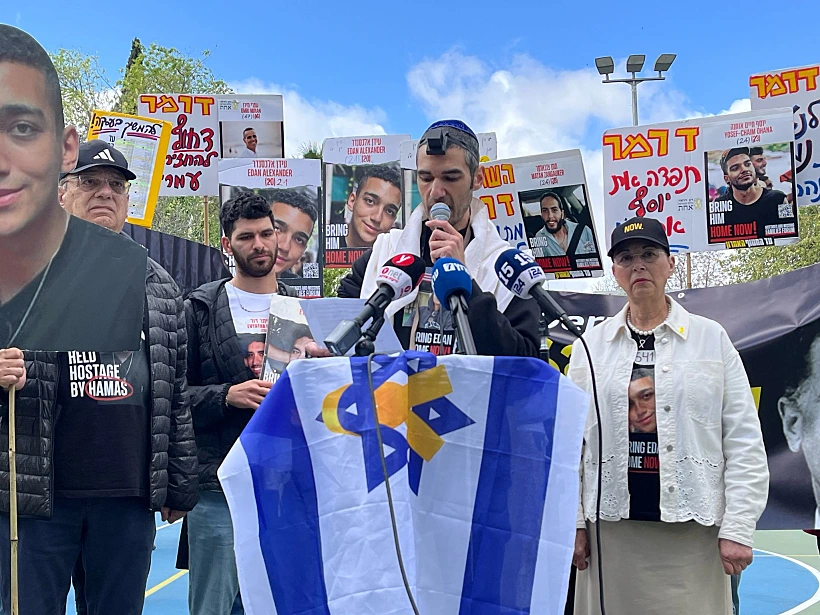 לוי בן ברוך בהפגנה מחוץ לבית השר דרמר